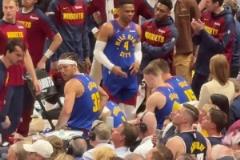 能量滿(mǎn)滿(mǎn)！威少暫停時(shí)站著與板凳上休息的隊(duì)友積極溝通交流