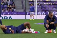 亞馬爾在訓(xùn)練場(chǎng)閑聊被球誤傷，一旁的拉菲尼亞笑嘻了