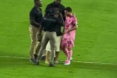 暖心！球迷沖進球場找梅西被安保拉?。∶肺髯柚拱脖：笈c球迷合影