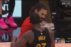 一笑泯恩仇賽后追夢與亞當斯握手致意，有說有笑