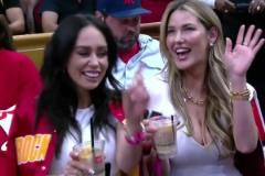 導(dǎo)播是懂的火勇G7暫停鏡頭給到身材姣好的金發(fā)美女球迷~~