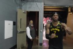 打得好該夸！勇士更衣室熱烈歡迎贏球“大功臣”歸來