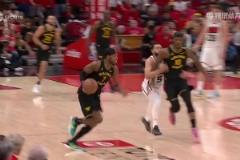 最后真是打急眼了！范喬丹回防從背后推倒巴特勒，送勇士兩罰一擲