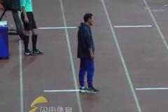 泰山2-3云南被逆轉(zhuǎn)，崔康熙無(wú)奈攤手，叉著腰隨后坐回了教練席
