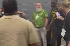 賽后格林大喊‘’驚喜“和庫(kù)里返回更衣室，看得出來庫(kù)里很開心啊