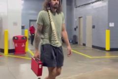 畫風(fēng)迥異！火勇?lián)屍哔惽叭雸?海王你是剛釣魚回來嗎