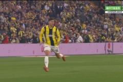 逆天！費(fèi)內(nèi)巴切后衛(wèi)頭球回做失誤送烏龍助攻！熱德松笑納超級大禮