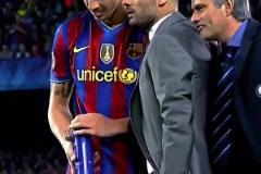 名場(chǎng)面拉滿，重溫十五年前穆里尼奧一己之力征服諾坎普