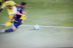 是點球嗎？博洛尼亞球員在麥肯尼跟防下倒地，裁判沒有表示