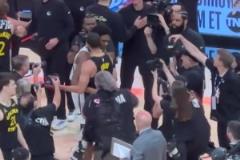 未來是你的！庫里賽后和阿門聊了很久，隨后兩人緊緊擁抱