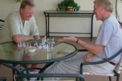 老年的悠閑生活！經(jīng)典名場面：伯德和沃頓一邊下棋一邊聊球！