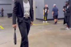 誰最時尚？火勇兩隊球員賽前抵達球館！海王穿拖鞋就來了