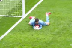 魔法式撲救！庫爾圖瓦側(cè)撲漏球，皮球居然自動往褲襪懷里跑