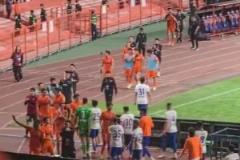 賽后遠(yuǎn)征的泰山球迷大喊：過(guò)來(lái)！崔康熙