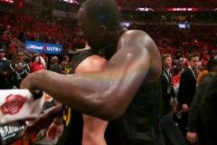 4冠老搭檔！庫里和追夢(mèng)賽后擊掌，追夢(mèng)嘴里念叨著什么呢？