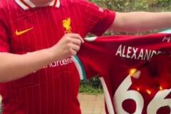 太子出走！利物浦球迷感到背叛，怒燒阿諾德66號(hào)球衣