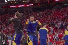 真嗨啊！庫里賽前跳起了舞，還與隊友們一一互動