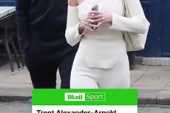 阿諾德和網(wǎng)紅女友出街~身材不評價……這顏值如何