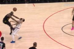 非籃球動作范喬丹切球被追夢左手劈倒在地！裁判回看追夢吃T