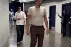 亞歷山大跟約基奇賽前穿搭！約基奇這身主打一個(gè)隨意啊