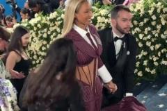 詹嫂薩瓦納現(xiàn)身慈善晚會(huì)，老詹發(fā)文因傷缺席