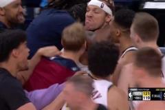 讓我裝一下！戈登三分絕殺后，全隊(duì)圍著他瘋狂慶祝！戈登怒目圓睜！