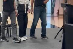 老爺子中風后狀態(tài)確實差很多！波波維奇現(xiàn)在連起身都需要馬努&鄧肯攙扶