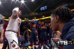 真的想贏?。〖s老師暫停期間再次化身教練試圖激活隊友