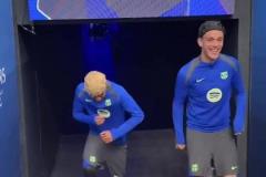 大戰(zhàn)在即！巴薩抵達(dá)米蘭雨中完成賽前踩場(chǎng)