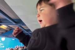 想捏捏臉恩佐兒子在斯坦福橋現(xiàn)場(chǎng)看爸爸比賽