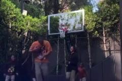 場(chǎng)下的威少和妻子孩子一起打籃球，這就是男人最終的夢(mèng)想吧