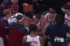 全隊上下都認真聽講！約老師最后時刻還在給隊友講戰(zhàn)術！