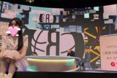 女主播果果看見戈登絕殺后，在演播室激動尖叫狂跳！