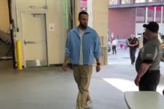 蓄勢(shì)待發(fā)！庫(kù)里一身休閑裝抵達(dá)球館