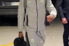 下大巴后，亞馬爾拿著大音響放著嗨曲進(jìn)入更衣室