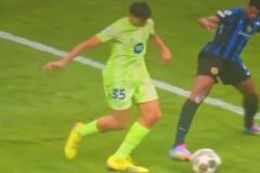 VAR竟然沒看到這個！鄧弗里斯一腳踩在了馬丁內斯的腳面上