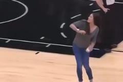 妹子手勁真大??！普拉姆在馬刺主場扔毛巾，居然能扔那么遠(yuǎn)？