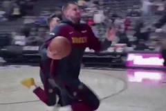 約基奇這小跑像極了讀書(shū)時(shí)剛下課去占球場(chǎng)的樣子