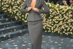 詹娜深V低胸裝出席活動(dòng) 甚至她還把領(lǐng)口往下拉了拉