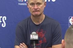 看來還是有點(diǎn)嚴(yán)重！科爾：庫(kù)里G2可能上不了場(chǎng)，腿筋拉傷很難堅(jiān)持比賽