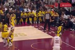 蜘蛛俠來了！米切爾一步殺入禁區(qū)拉弓爆扣技驚四座