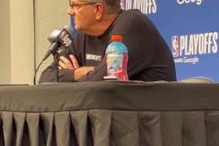 芬奇：華子是球隊領(lǐng)袖，他必須站出來奠定基調(diào)，不該再讓我提醒他們保持斗志