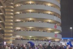 此夜永不結(jié)束！比賽結(jié)束很久后，國米球迷還在球場外唱歌慶祝