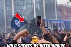 意甲20冠標志格外顯眼，實拍：藍黑軍團抵達梅阿查球場盛況