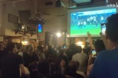 這氛圍愛了！意大利酒吧，國米巴薩歐冠半決賽的最后15秒