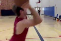 球迷惡搞申京打球！這個(gè)樣子還真有點(diǎn)像誒