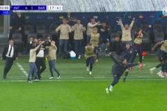 就在這一刻！終場(chǎng)哨響后，國(guó)米全體成員沖場(chǎng)慶祝