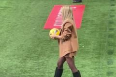 打幾分？卡利烏斯妻子穿黑絲場邊顛球