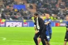 絕對功臣！賽后謝場時，國米球員把小因扎吉推上前接受球迷掌聲