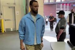 G1即將開戰(zhàn)！庫里抵達森林狼球館沒想到還得過安檢交手機啊